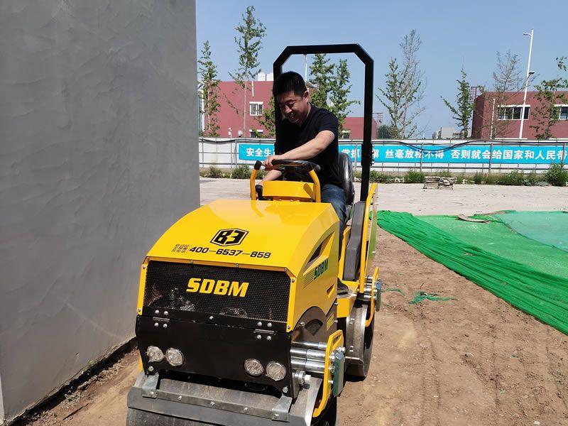 座駕振動壓路機(jī)在惡劣環(huán)境下如何工作？