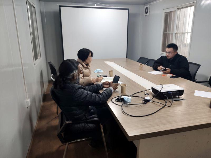 國外客戶來我廠考察，試駕奔馬小型壓路機