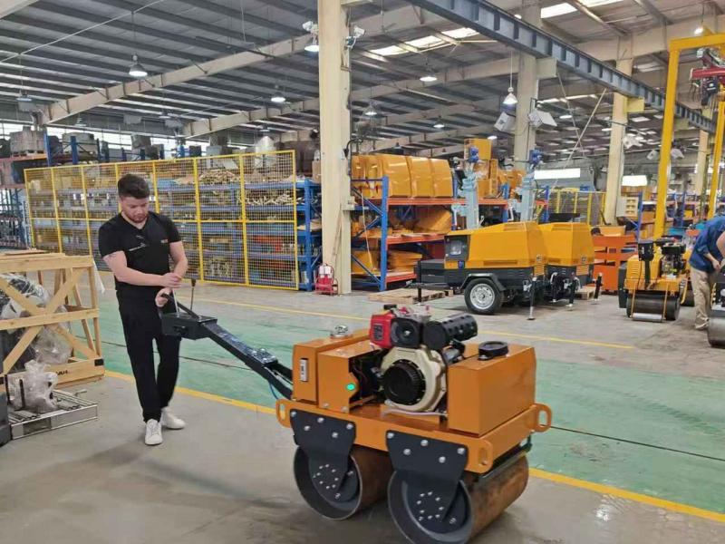 國外客戶來我廠參觀考察小型壓路機、移動照明車等產(chǎn)品