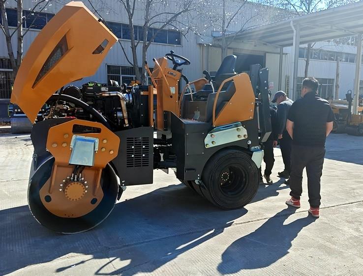 3月18日，哈薩克斯坦客戶來(lái)廠體驗(yàn)考察5噸膠輪壓路機(jī)